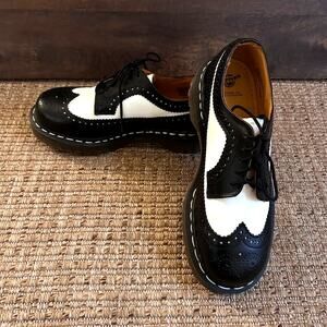 Dr. Martens Black/White Brogues 3989, Classic Style
